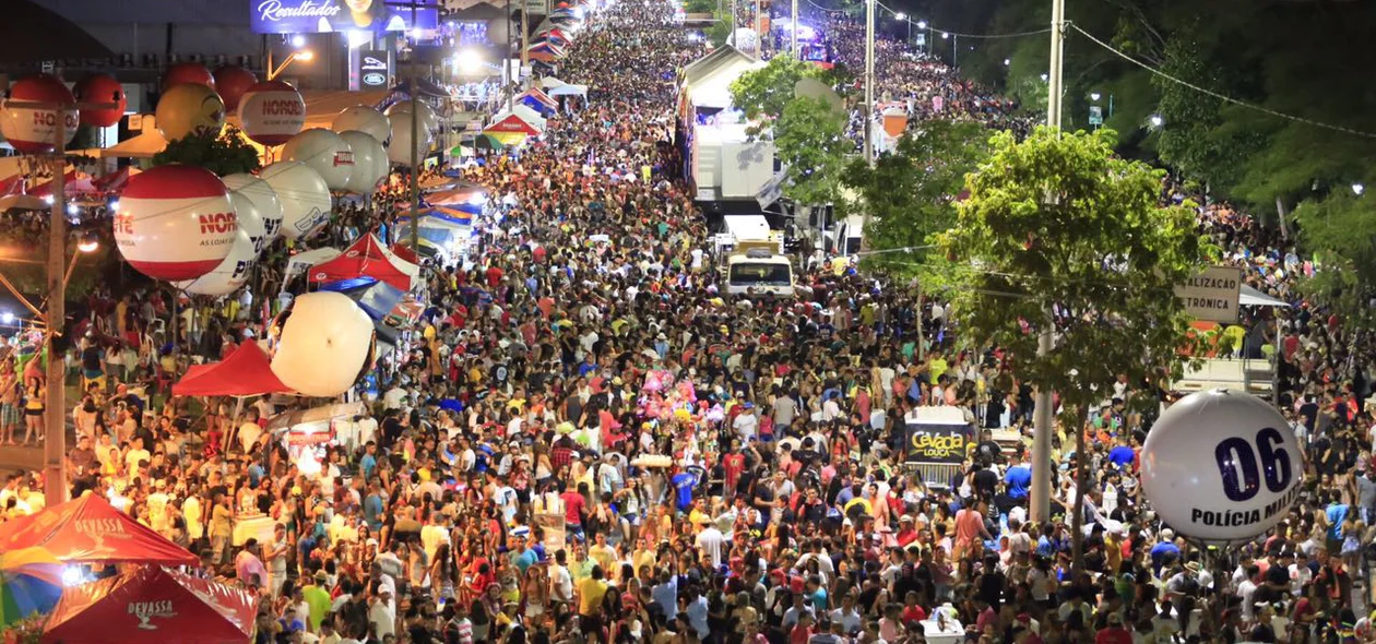 Milhares de pessoas copareceram a festa