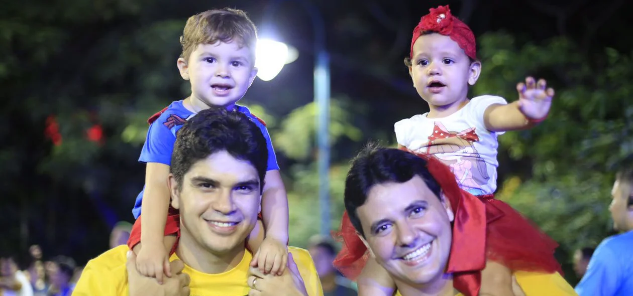 Pais levam filhos para o Corso