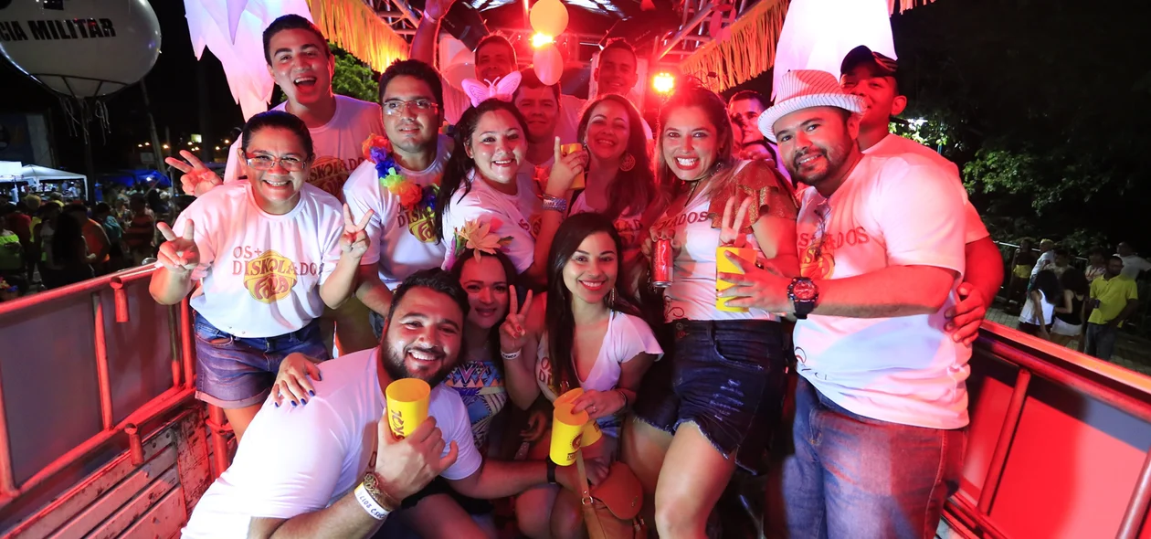 Pessoas animadas no caminhão