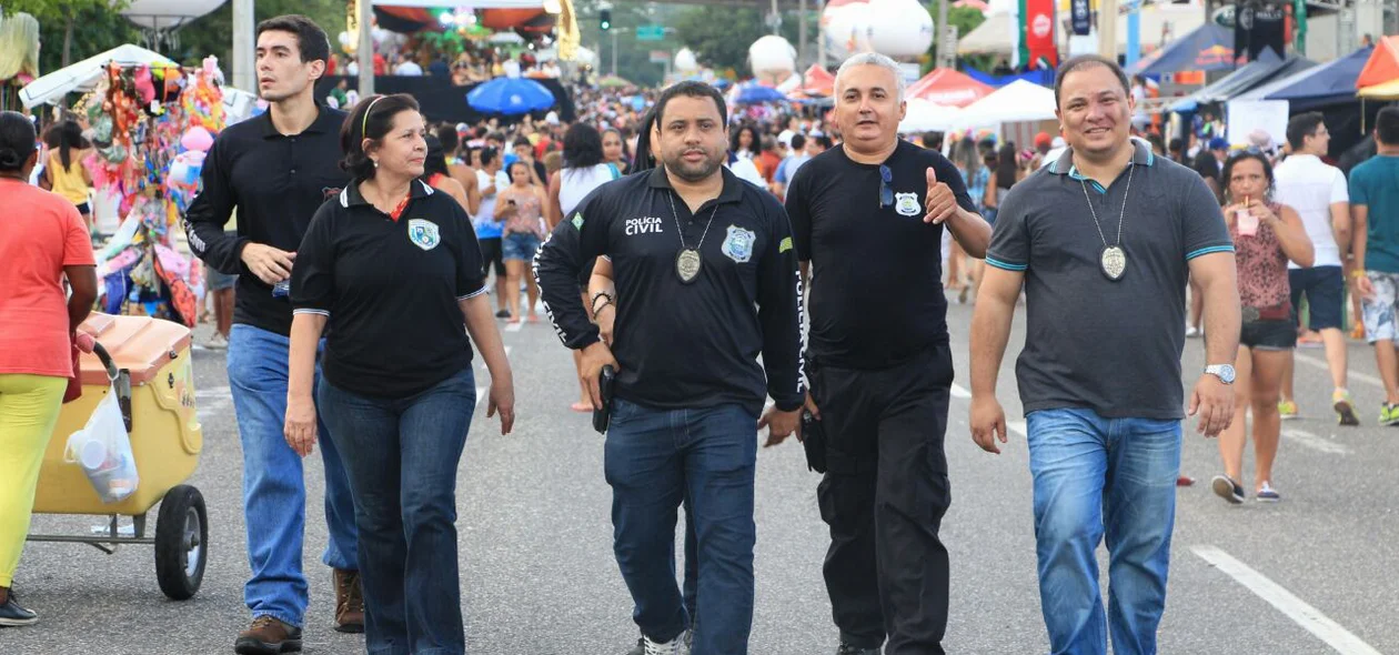 Policiais civis ajudam na segurança no Corso