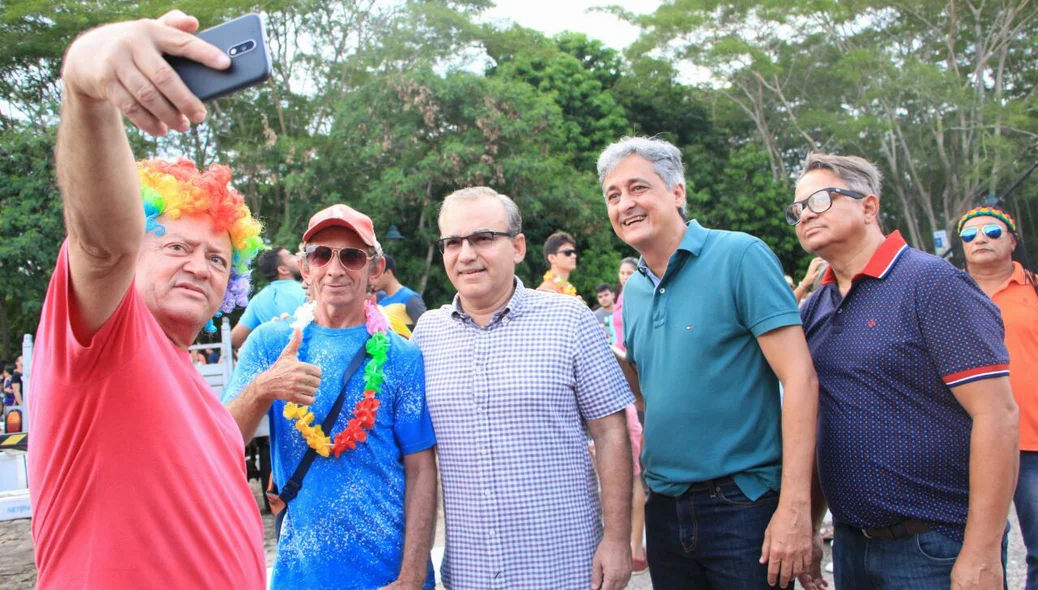 Prefeito Firmino Filho tira fotos com foliões