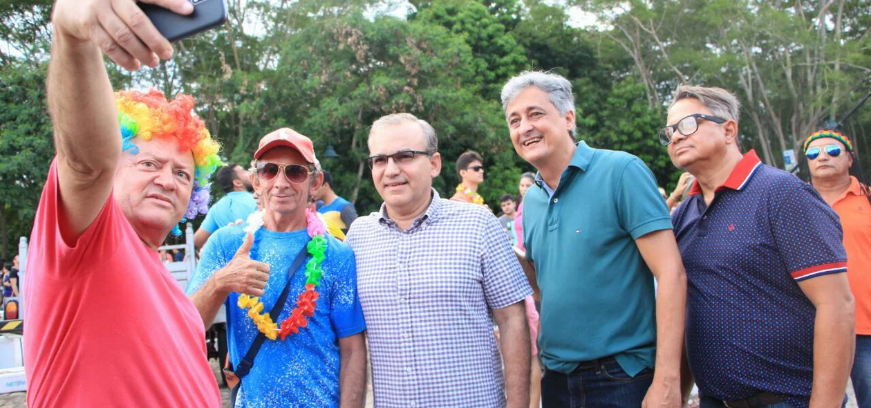 Prefeito Firmino Filho tira fotos com foliões
