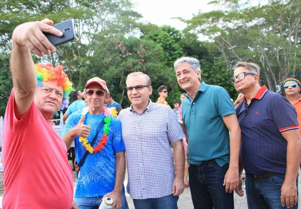 Prefeito Firmino Filho tira fotos com foliões