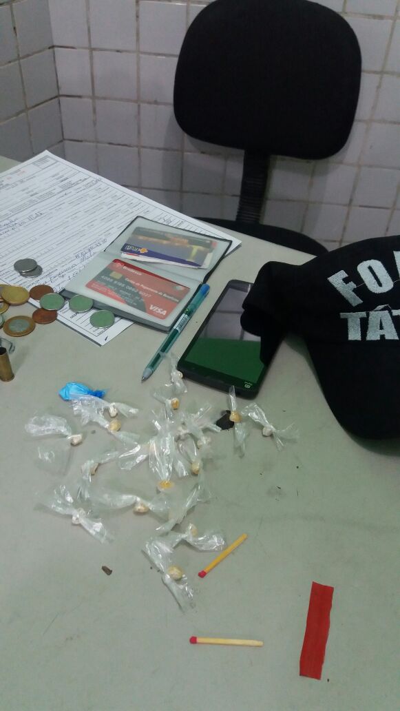 Além dos pertences da vítima, foram encontradas com o adolescente drogas e munições