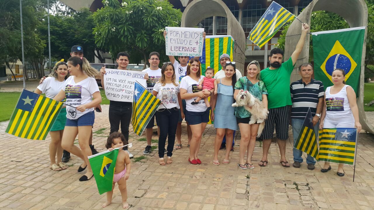 Manifestação em frente a Alepi