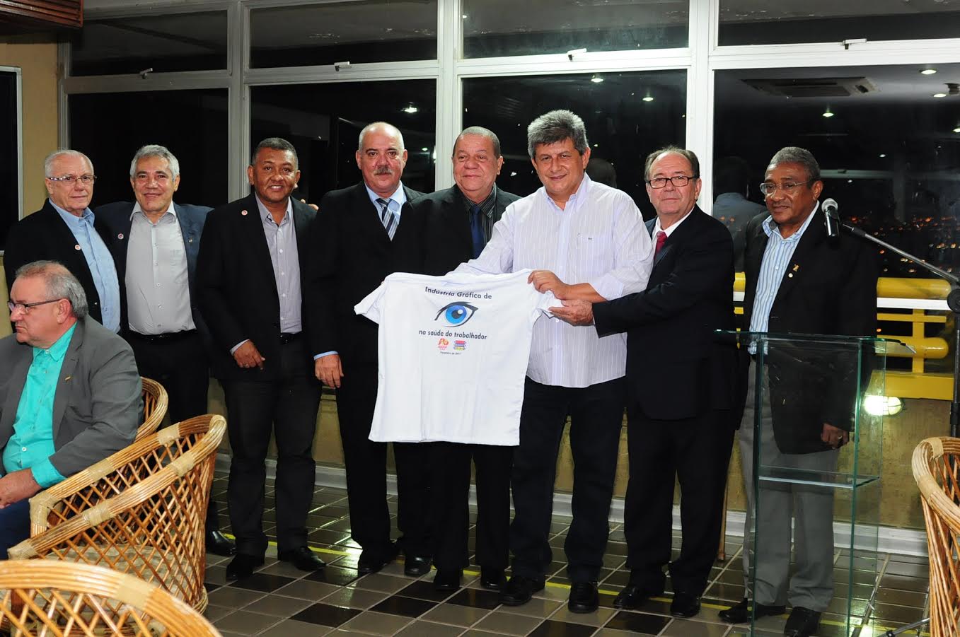Presidente da Fiepi recebendo presente