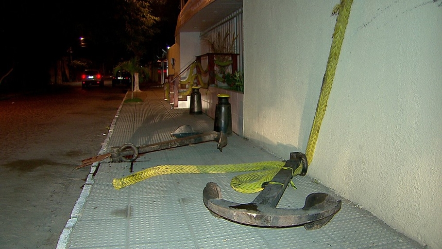 Âncora de 200 kg se solta de fachada e mata menino na calçada