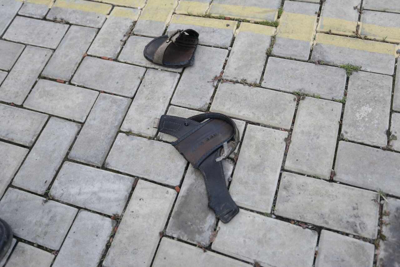 A sandália da vítima foi cortada ao meio