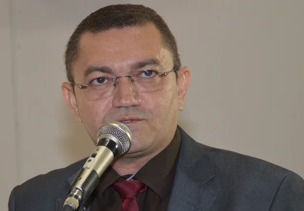 Padre Walmir nomeia novos comisisonados e eleva gastos com a folha