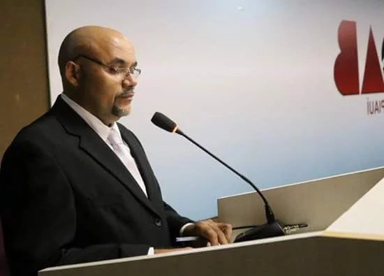 Advogado Celso  Oliveira proferindo o discurso