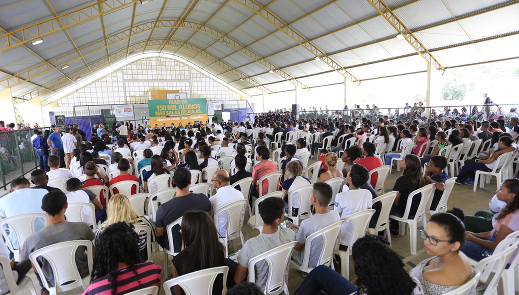 Auditório lotado por estudantes e professores