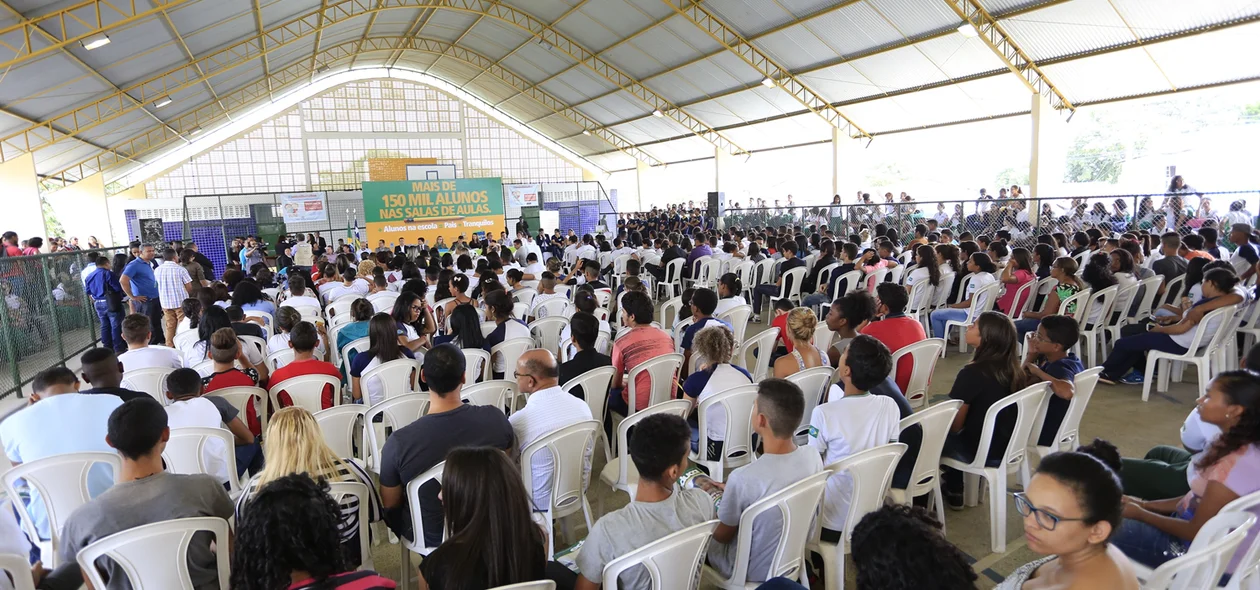 Auditório lotado por estudantes e professores