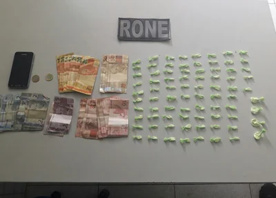 Foram apreendidas 79 trouxinhas de cocaína