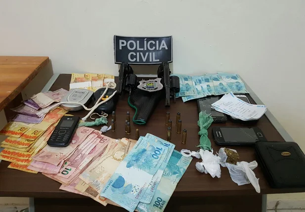 Foram apreendidas drogas e armas
