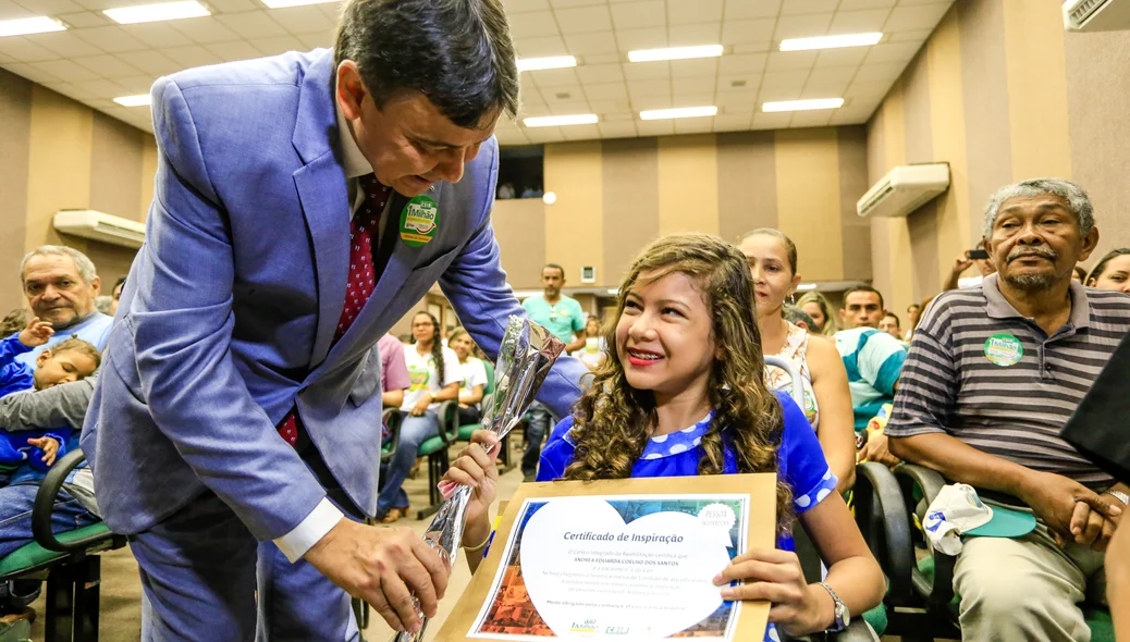 Andréia dos Santos recebe homenagem do Governador 