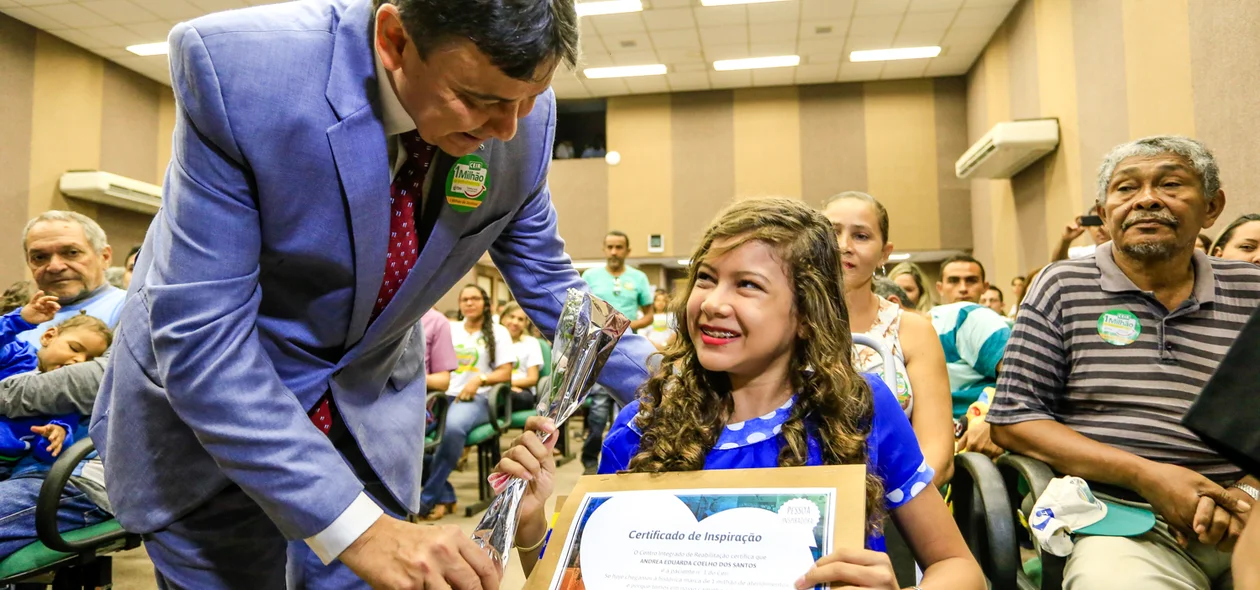 Andréia dos Santos recebe homenagem do Governador 
