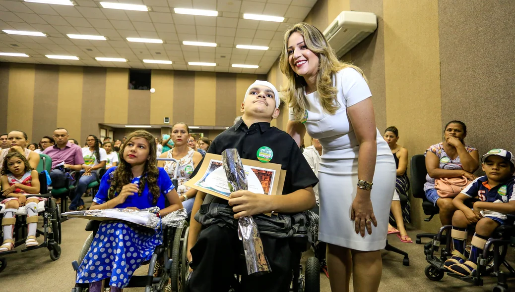 Andréia e Domingos costa recebem homenagem da Deputada Federal Rejane Dias