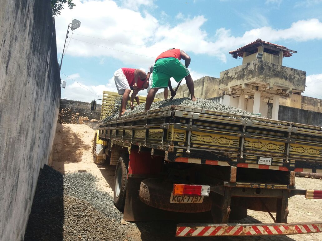 Material para a construção de muro na penitenciária de Esperantina