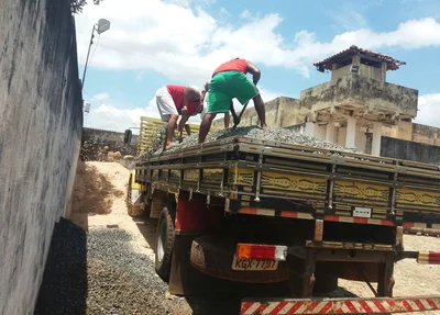 Material para a construção de muro na penitenciária de Esperantina