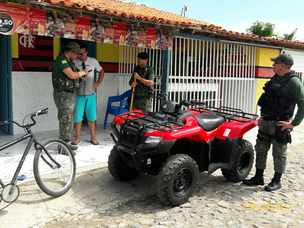 Polícia fiscaliza uso de quadriciclo