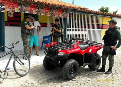 Polícia fiscaliza uso de quadriciclo
