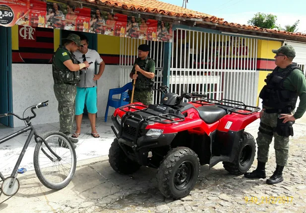 Polícia fiscaliza uso de quadriciclo