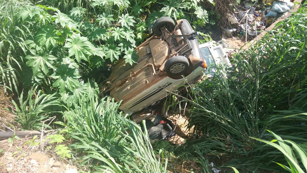 Carro cai em buraco embaixo da ponte do Tancredo Neves