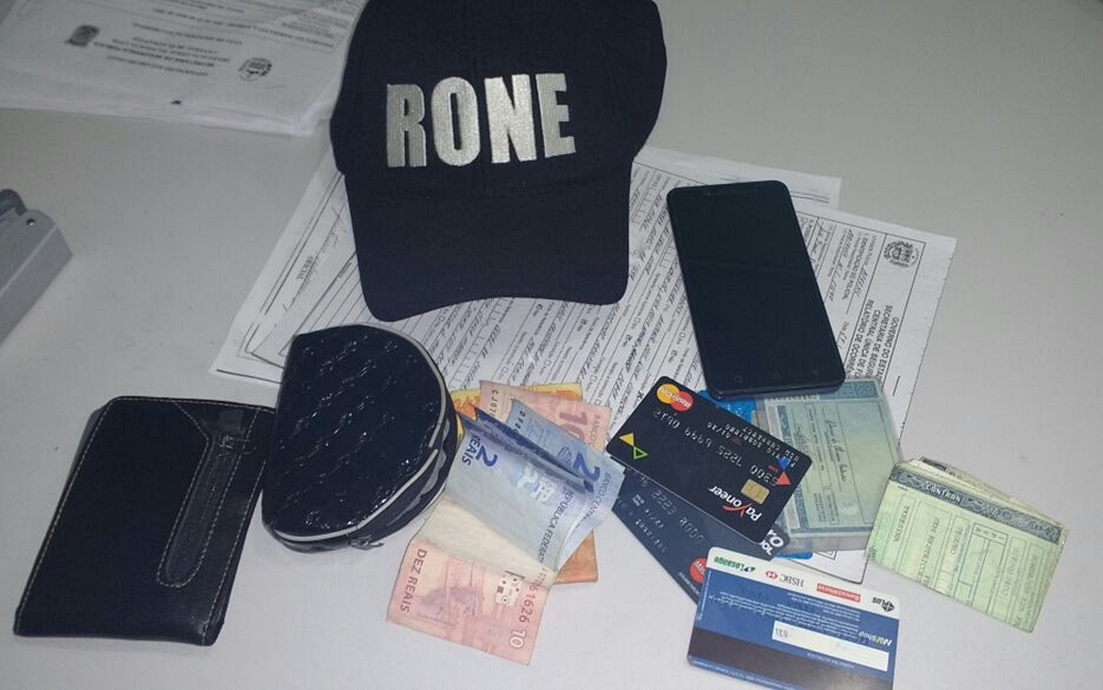 Com os adolescentes, foram encontrados documentos pessoais de terceiros.