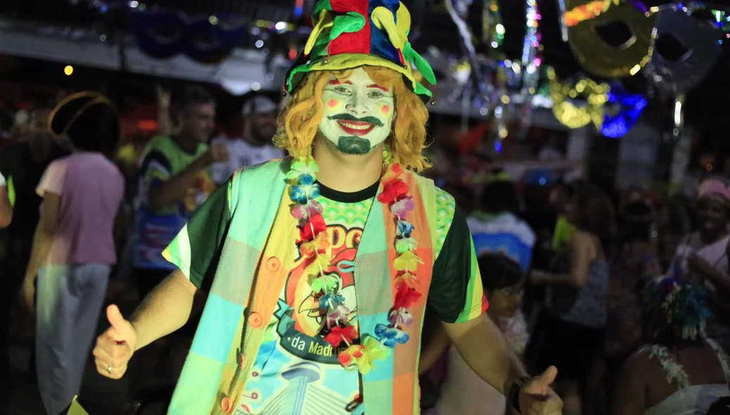 Folião capricha na fantasia para curtir o bloco Capote da Madrugada