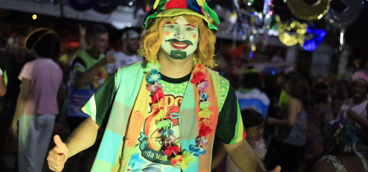 Folião capricha na fantasia para curtir o bloco Capote da Madrugada
