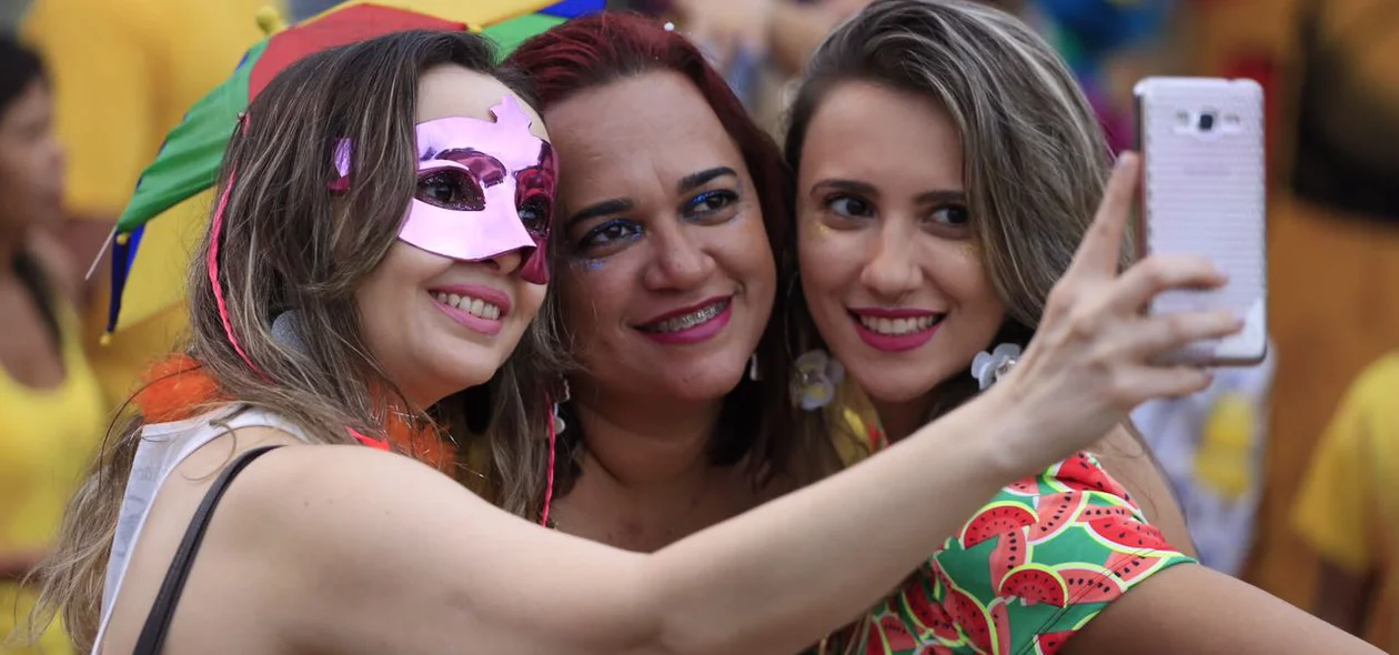 Foliãs registram a festa no bloco Pinto da Morada