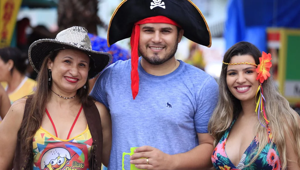Foliões capricham nas fantasias no bloco Pinto da Morada