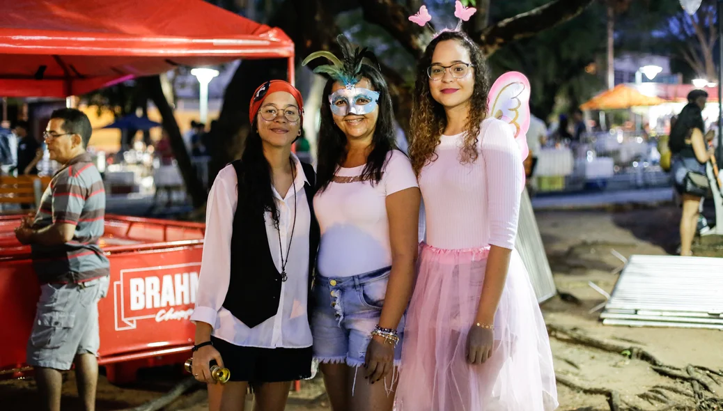 Foliões curtem Sanatório Geral