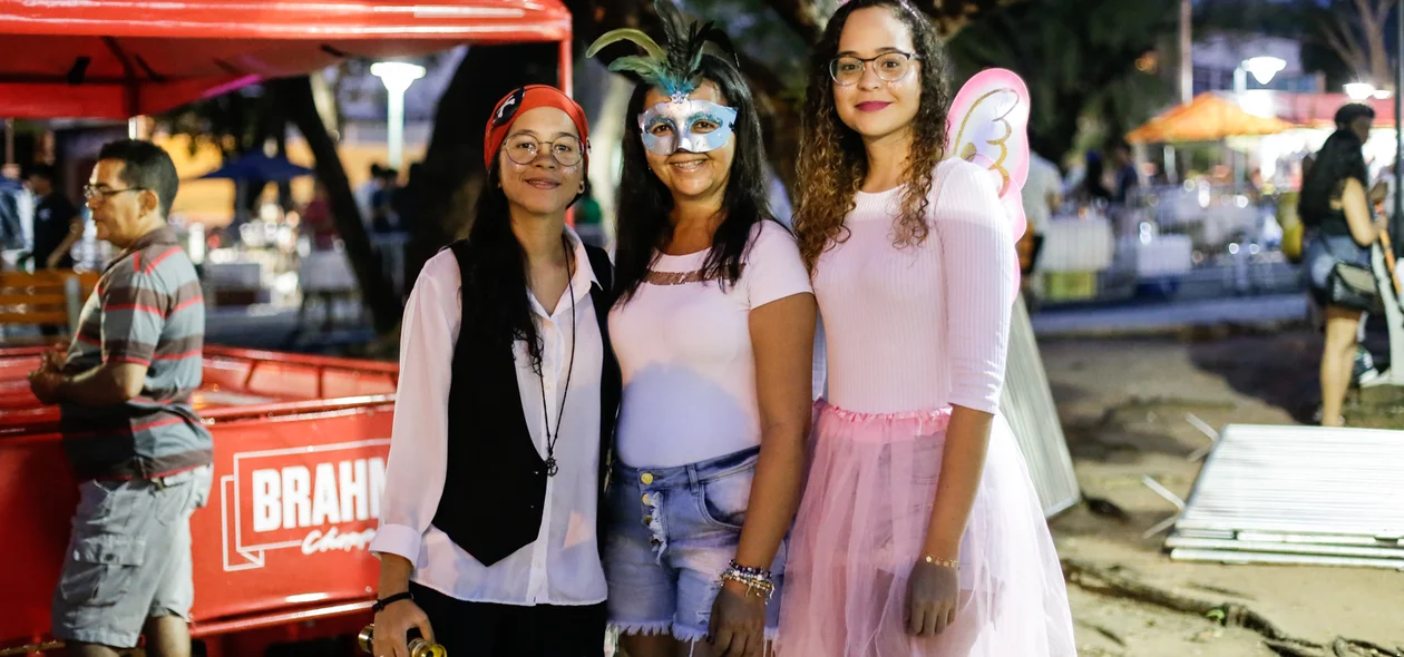 Foliões curtem Sanatório Geral