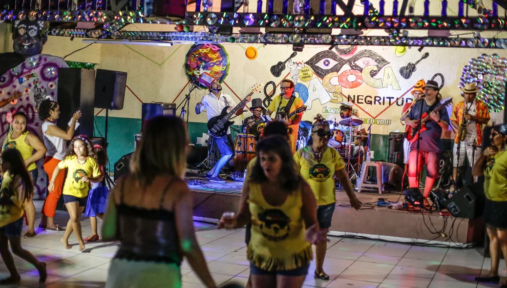 Foliões do bloco paçoca curtindo o carnaval 