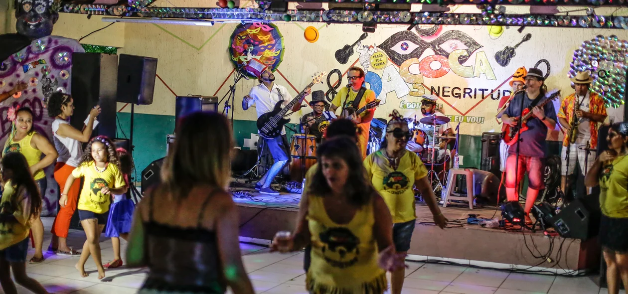 Foliões do bloco paçoca curtindo o carnaval 