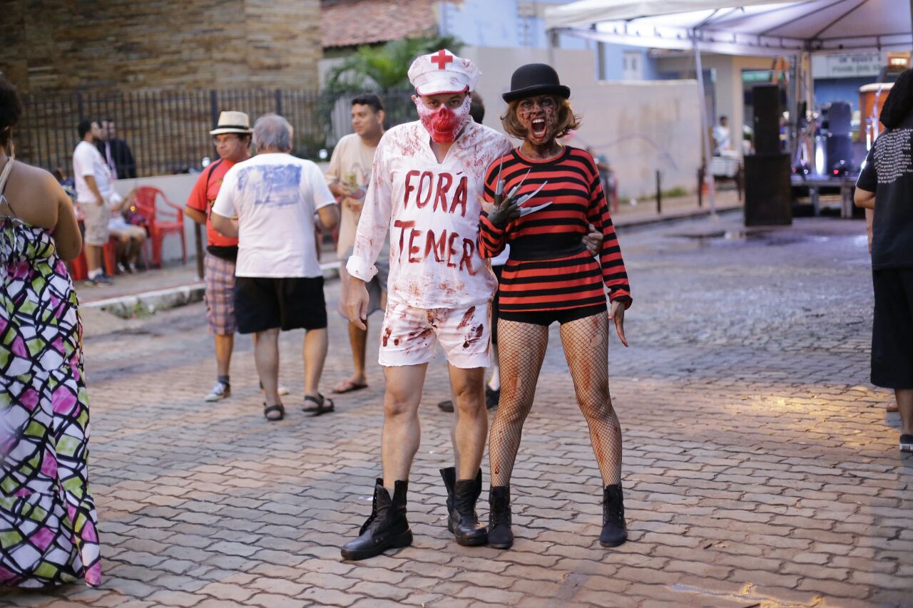 Foliões fantasiados no Sanatório Geral