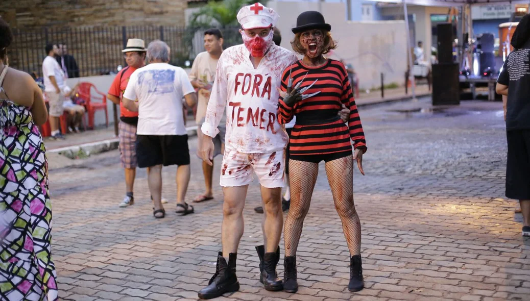 Foliões fantasiados no Sanatório Geral