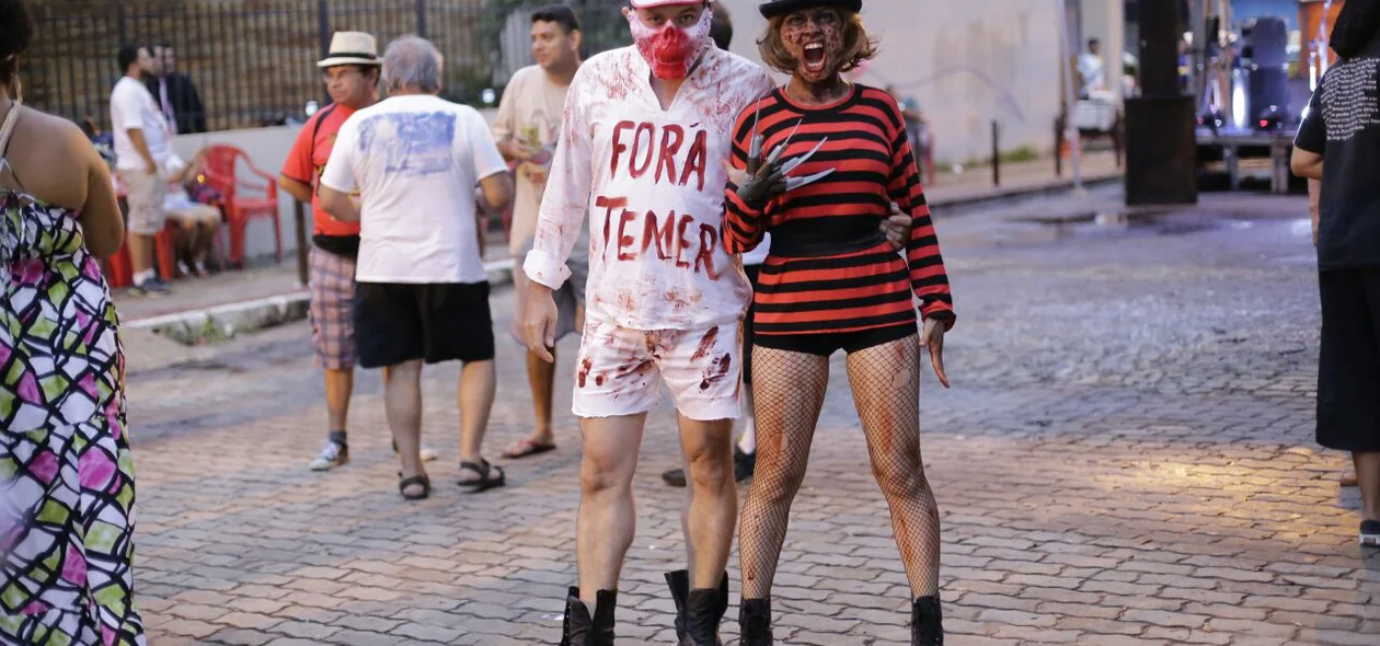 Foliões fantasiados no Sanatório Geral