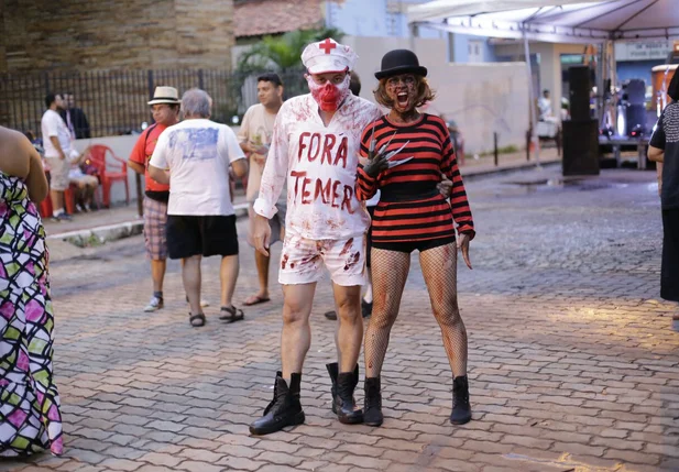 Foliões fantasiados no Sanatório Geral