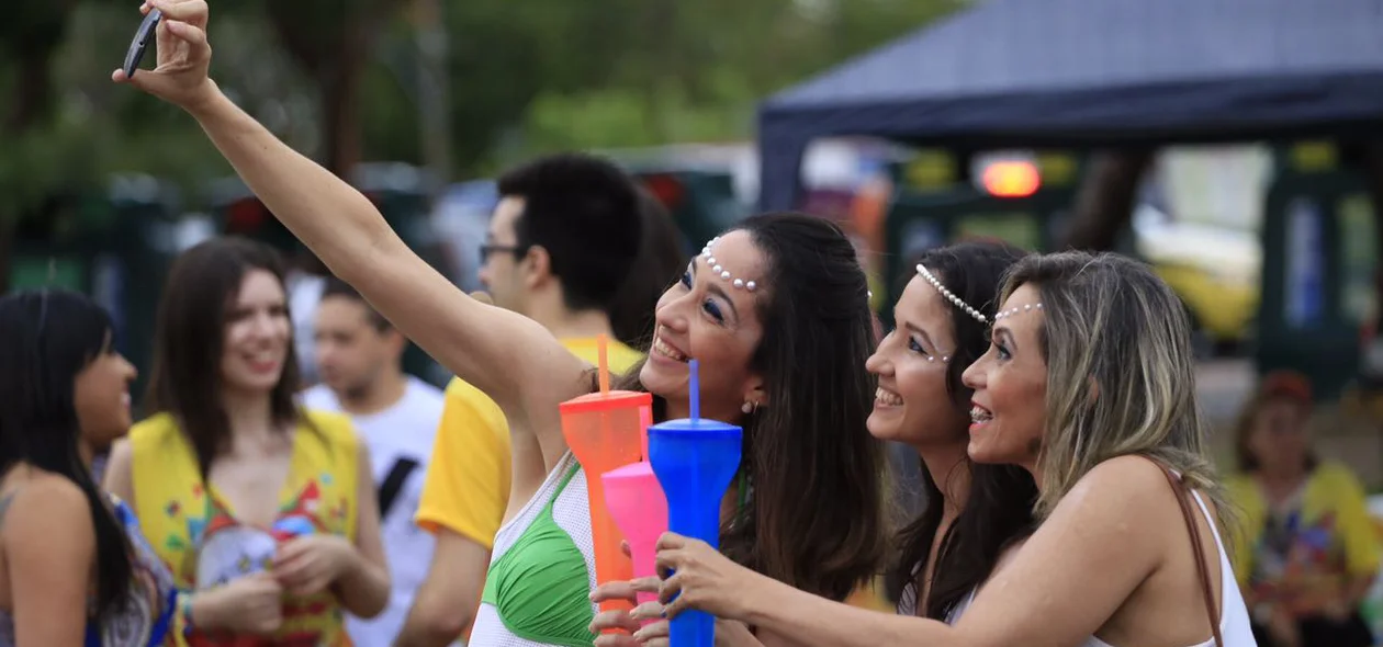 Juventude faz a festa no bloco Pinto da Morada em Teresina