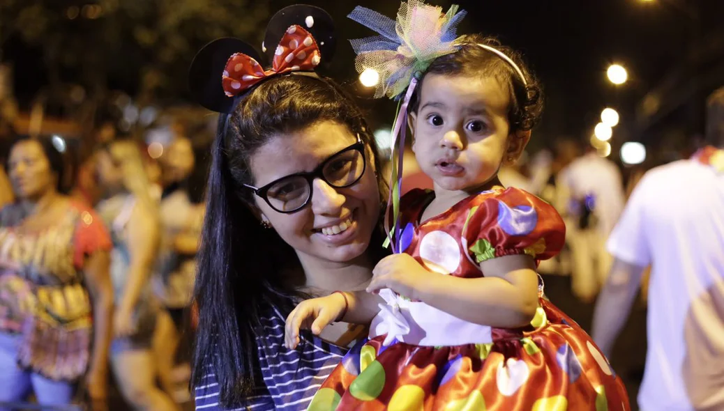 Mãe e filha no capote da madrugada