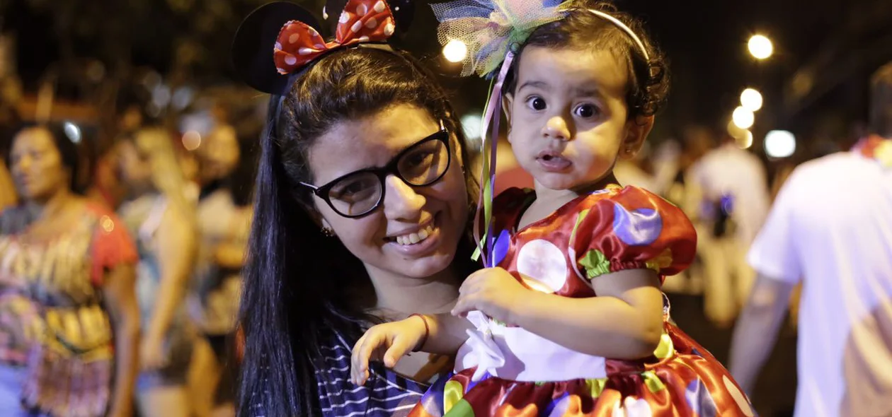 Mãe e filha no capote da madrugada