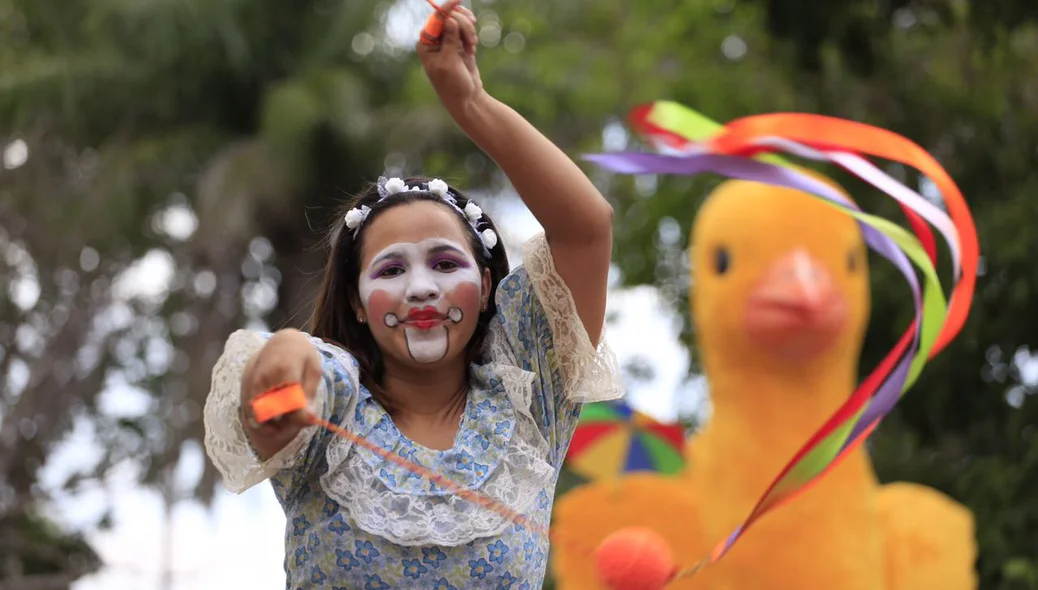 Menina fantasiada aproveita o bloco Pinto da Morada em Teresina
