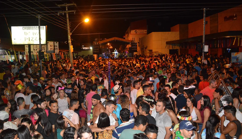 Centenas de pessoas participam do Corso em Picos