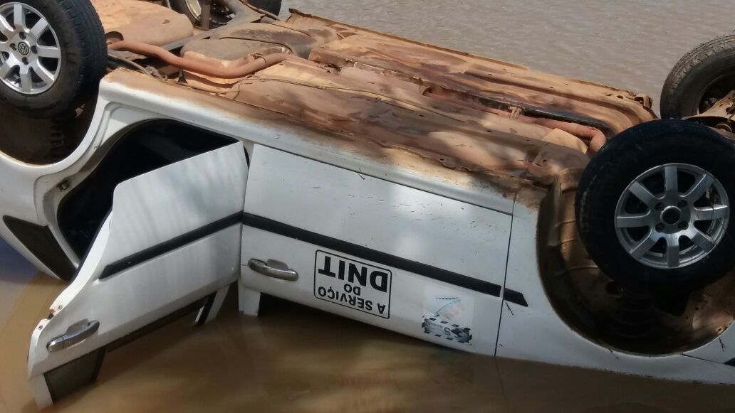 Haviam dois funcionários dentro do veículo quando tudo aconteceu