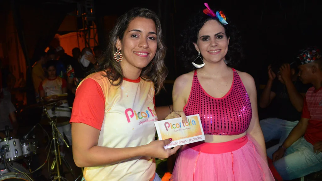 Secretária de Cultura entrega premiação ao segundo colocado