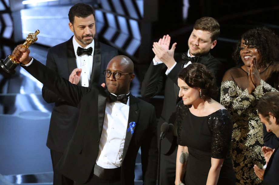 Diretor Barry Jenkins de Moonlight recebe o Oscar de Melhor Filme
