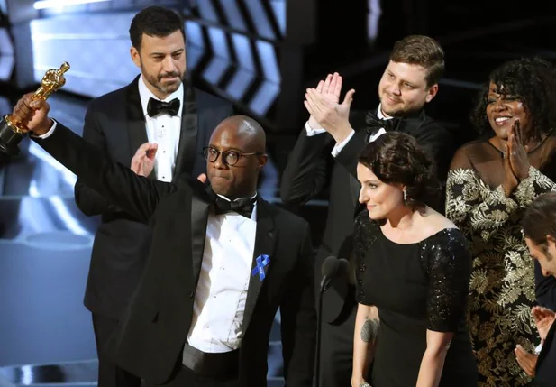 Diretor Barry Jenkins de Moonlight recebe o Oscar de Melhor Filme