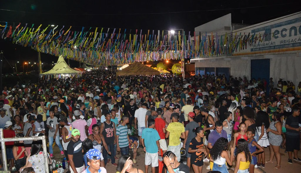 Multidão prestigia o Carnaval de Picos
